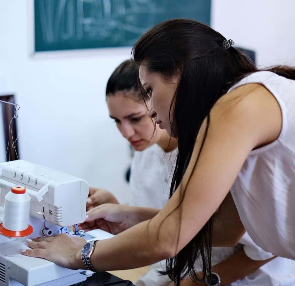 Studenți la cursul de croitorie